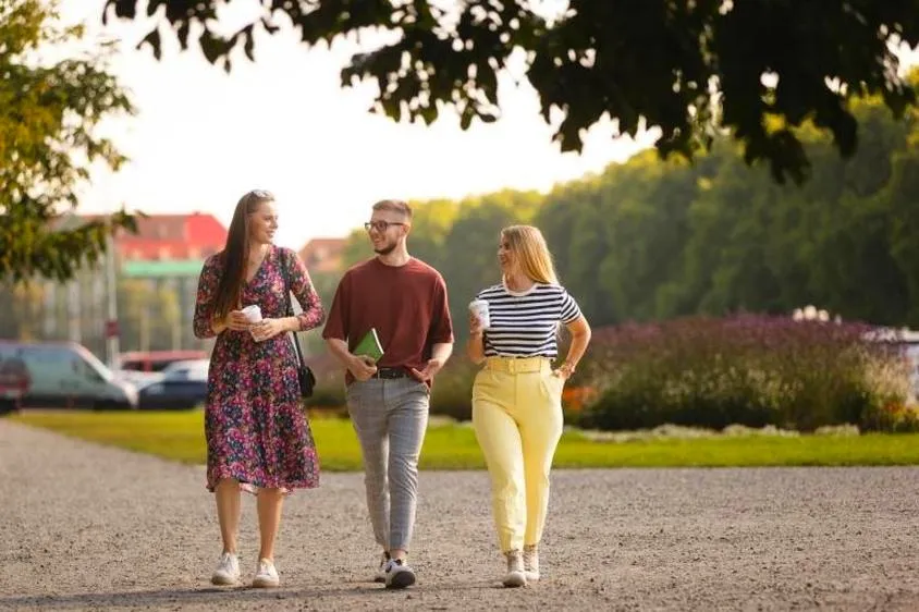 Ile godzin wymagają praktyki w WSB? Odkrywamy szczegóły!