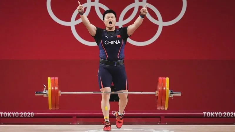 Ile kobieta może podnosić w pracy? Odkrywamy limity i zasady bezpieczeństwa