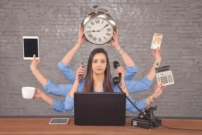 Jak efektywnie zarządzać czasem: Ile godzin w tygodniu poświęcamy na pracę?