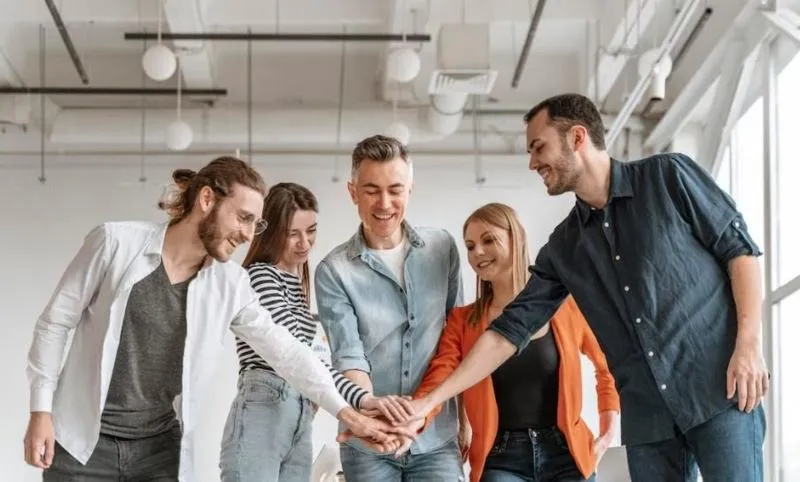 Jak odnaleźć się w zespole: praktyczne wskazówki na temat zachowania w pracy
