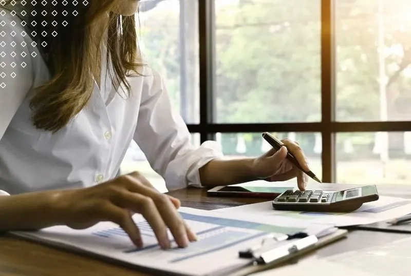 Jak skutecznie obliczać wynagrodzenie przestojowe w praktyce?